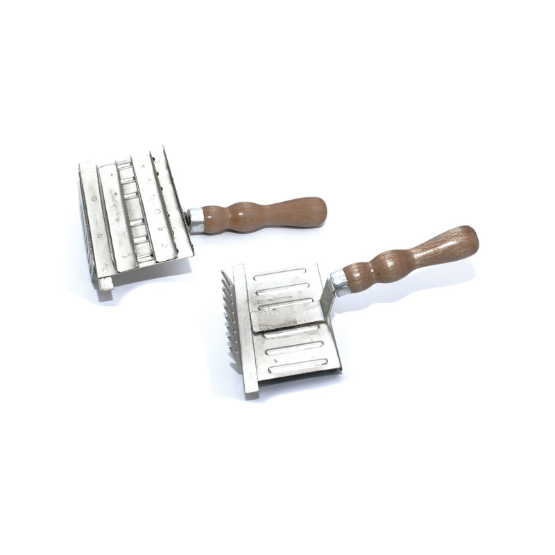 Flache Kardätsche mit Rechen und Holzgriff