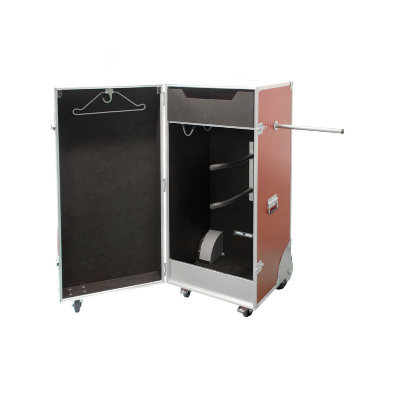 Wettkampfausrüstung Sattelschrank